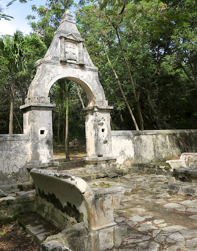 This is the archway he built for the women he was in love with.  Her nickname was La Triguena (the brunette).  She rejected his love, so his efforts to win her affection failed.